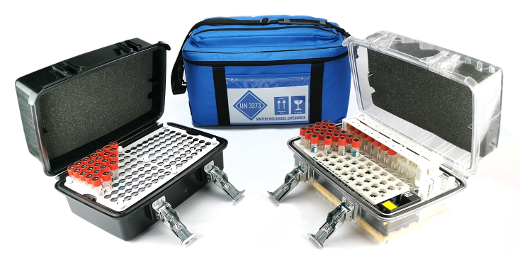 Présentation de la gamme de produit Qualitrans par IBISCO, avec un sac isotherme Qualibag et deux coffrets interlaboratoires Qualigroup constitués de portoirs pour tubes et racks d'automates
