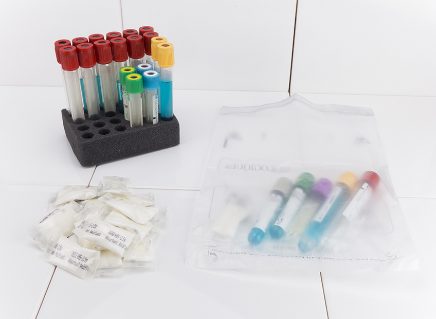 Dosettes absorbantes pour sachets de prélèvements de la marque Dose Abs avec emballage secondaire souple et portoir en mousse pour tubes