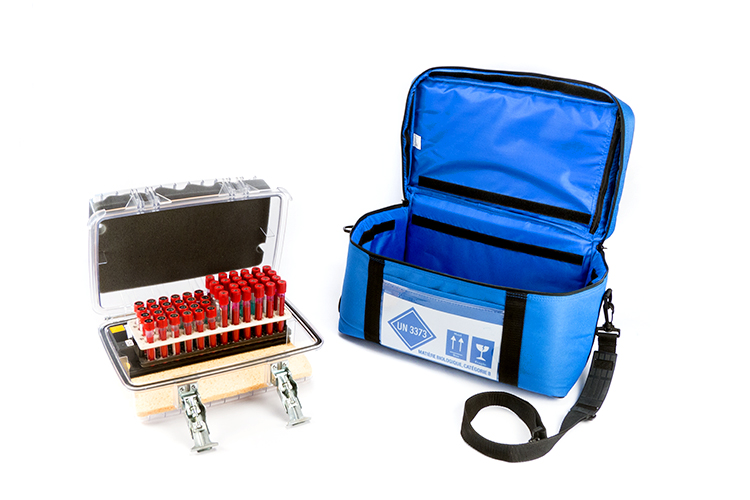 Le coffret intersites Qualigroup Light avec son emballage tertiaire par defaut, le sac de transport isotherme, Qualibag S18, et un rack d'automate pour tubes de prélèvement