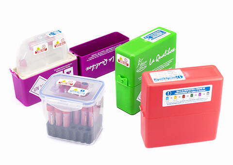 Présentation de la gamme étiquetage consignes de prélèvement avec plusieurs boîtes UN 3373 marqué par des stickers