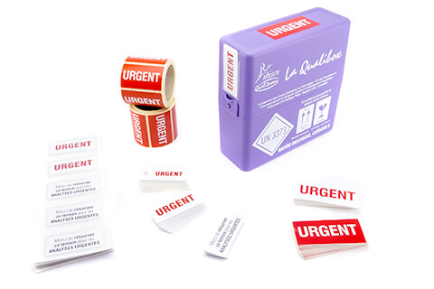 Une gamme d'étiquetage URGENT comprenant autocollants, cartonnettes et témoins en PVC