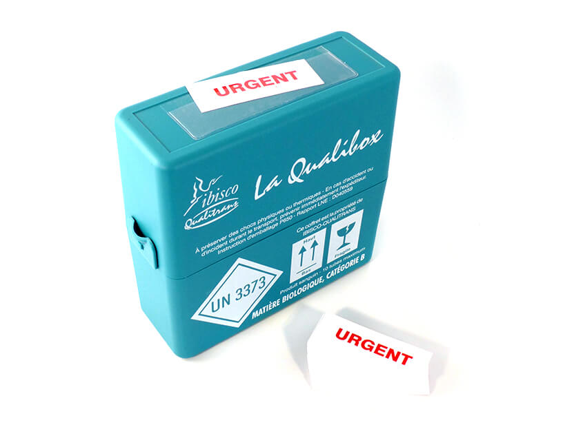 Kit de prélèvement UN 3373 avec cartonnette URGENT dans une pochette porte-carte